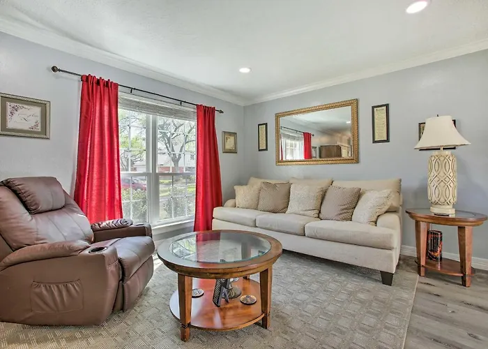 Houston Home With Private Outdoor Pool!